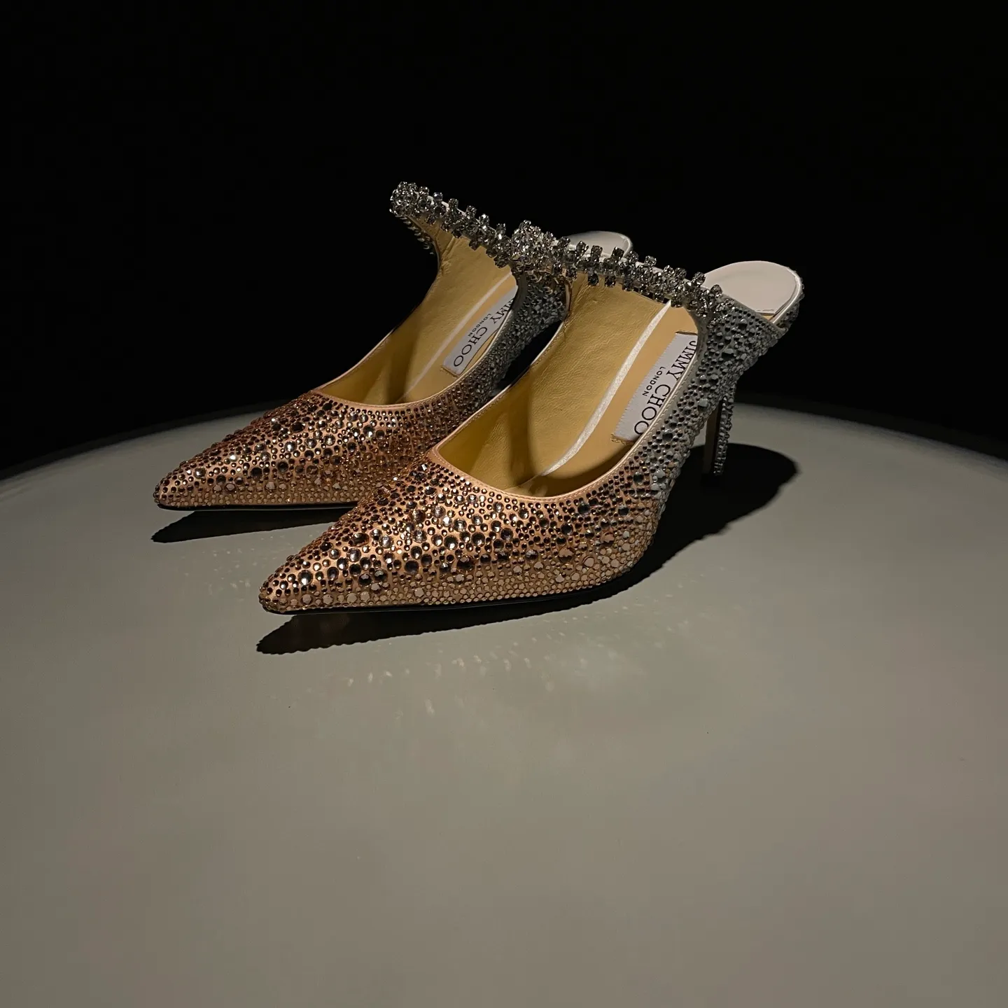 💕💕Factory direct selling price p680💕💕Jimmy Choo/Jimmy Choo classic diamond chain, pointed toe high-heeled slippers, crystal slippers, superb crystal slippers, so beautiful that you can’t take your eyes away. The shape of the shoes is very delicate, not too narrow and long, and the internal space is enough to allow the toes to relax enough. The rhinestones outline a charming arc on the instep, which is simply beautiful. It has a 360-degree surrounding fairy atmosphere, gorgeous but not exaggerated! ! The fabric is made of original customized material. The lining and toes are made of imported sheepskin. Customized A-grade Italian cowhide genuine leather sole. Heel height: 6.5cm 8.5cm Size: 35-39 (34/40/41/42/43 customized)